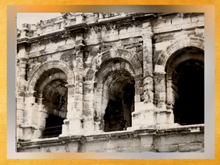 D'après les Arènes de Nîmes et ses arcades, Ier -IVe siècle, Gaule Romaine, Gard, France. (Marsailly/Blogostelle)
