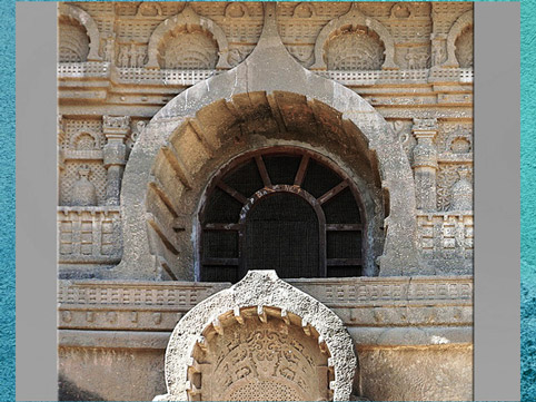 D'après la caverne 18 de Nâsik, façade et entrée, Ier siècle, Maharashtra, Inde ancienne. (Marsailly/Blogostelle)