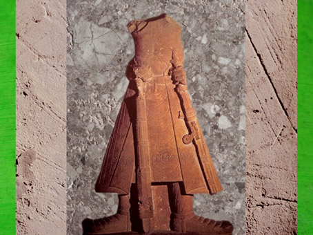 D'après une statue de l'empereur Kanishka avec son épée, grès, rose-rouge, dynastie Kushana, école de Mathura, Uttar Pradesh, Nord, Inde ancienne. (Marsailly/Blogostelle)