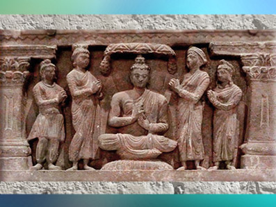 D'après un couple de dévots, Bouddha entre Brahma et Indra, IIe siècle, haut relief, Gandhara, époque Kushana, Inde du Nord. (Marsailly/Blogostelle)