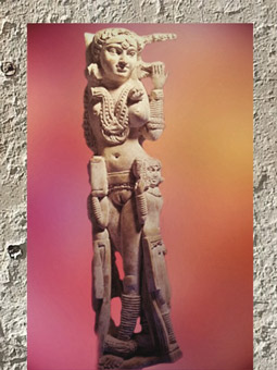 D'après une princesse et sa servante, ivoire sculpté, trésor de Begram, Ier-IIe siècle, empire Kushâna en Inde du Nord. (Marsailly/Blogostelle)