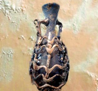 D'après un verre soufflé à décor de résilles, trésor de Begram, Ier-IIe siècle, empire Kushâna en Inde du Nord. (Marsailly/Blogostelle)