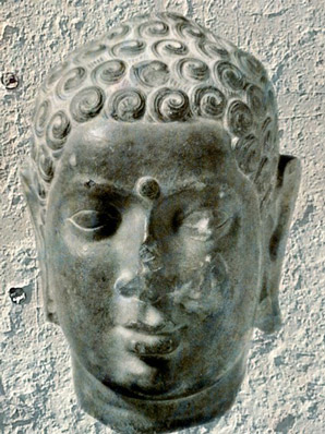 D'après Bouddha,  IIe siècle, école d'Amarâvatî, époque Sâtavahâna, Andhra Pradesh, Inde du Sud. (Marsailly/Blogostelle)