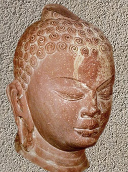 D'après un portrait de Bouddha, grès rouge, Mathura, vers 430-435, début période Gupta, Uttar Pradesh, Inde du Nord. (Marsailly/Blogostelle)