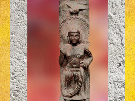 D'après Bouddha debout, haut-relief, montant de balustrade, grès rouge, école de Mathura, IIe siècle, dynastie Kushâna, Uttar Pradesh, Inde du Nord.(Marsailly/Blogostelle)