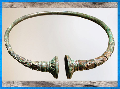 D'après un torque en bronze, nécropole gauloise, Troyes, La Tène, Gaule celtique. (Marsailly/Blogostelle)