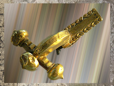 D'après une fibule gravée, tôle d'or, IVe siècle, La Seine, Paris, France, Gaule Romaine. (Marsailly/Blogostelle)