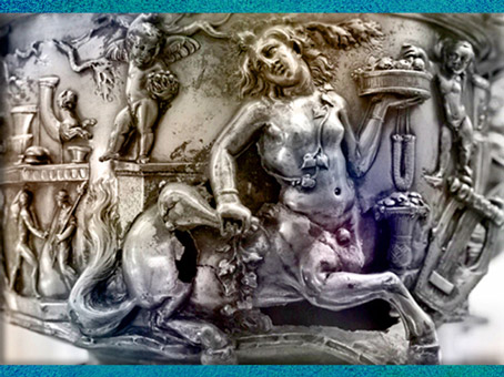 D’après un centaure féminin, orfèvrerie en argent, Trésor de Berthouville, IIe siècle, sanctuaire de Mercure, Normandie, France, Gaule Romaine. (Marsailly/Blogostelle)