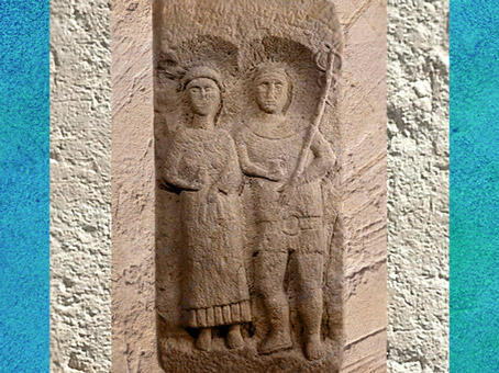 D'après Mercure et Rosmerta vêtus à la gauloise, stèle sculptée, début IVe siècle, Bas-Rhin, Gaule Romaine. (Marsailly/Blogostelle)