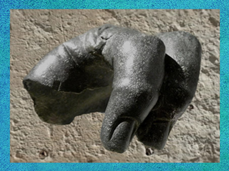 D’après un fragment de statue colossale en bronze, IIe siècle apjc, thermes et temple antiques du Fâ de Barzan, Charente Maritime, France, Gaule Romaine. (Marsailly/Blogostelle)