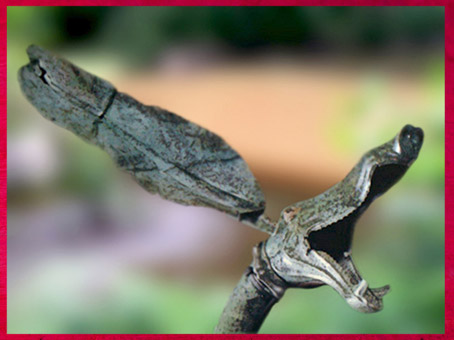 D'après un carnyx, trompette de guerre gauloise, fosse rituelle celtique, Tintignac, IIe siècle-Ier avjc, Corrèze, France, Gaule Celtique. (Marsailly/Blogostelle)
