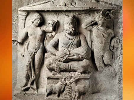 D’après le dieu gaulois Cernunnos, entre Apollon (à sa droite) et Mercure, relief en pierre, IIe siècle, Reims, Gaule Romaine. (Marsailly/Blogostelle)