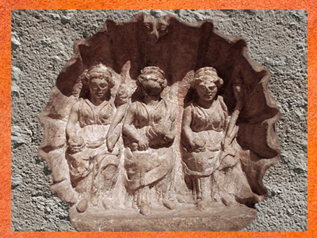 D'après un trio de déesses-mères dans une coquille, Lyon, Ier avjc-IVe siècle, France, Gaule Romaine. (Marsailly/Blogostelle)