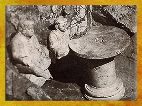 D'après l'Autel domestique d'Argentomagus, en pierre, II-IIIe siècle apjc, France, Gaule Romaine. (Marsailly/Blogostelle)