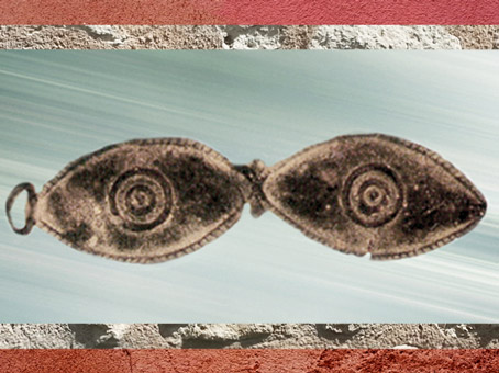 D'après un ex-voto des yeux, plomb, Gaule Romaine. (Marsailly/Blogostelle)