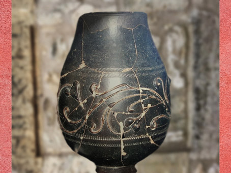 D'après une urne en céramique, engobe à reflets métalliques, IIe siècle, région de Lezoux, France, Gaule Romaine. (Marsailly/Blogostelle)