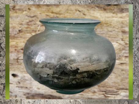 D'après une urne funéraire en verre, IIe siècle, Alsace, France, Gaule romaine. (Marsailly/Blogostelle)