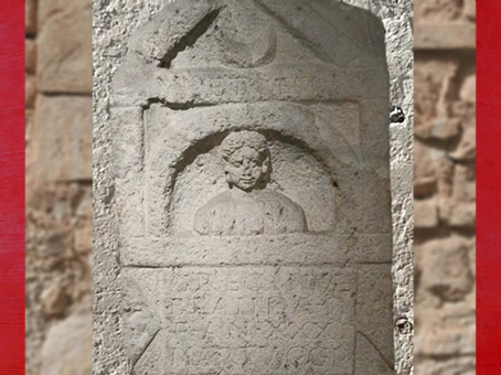 D'après une dédicace aux dieux Mânes, à la mémoire de Grecinia Blanda par son mari, stèle funéraire, Bordeaux, Aquitaine, France, Gaule Romaine. (Marsailly/Blogostelle)