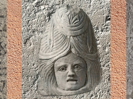 D'après un masque funéraire d'acteur à haute perruque, tombeau, IIe siècle, Vaison-la-Romaine, Vaucluse, Gaule Romaine. (Marsailly/Blogostelle)