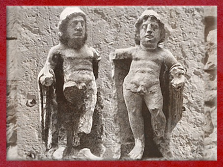 D'après Cautès et Cautopatès coiffés de bonnets phrygiens, culte de Mithra, Boulogne-sur-Mer, Gaule Romaine. (Marsailly/Blogostelle)