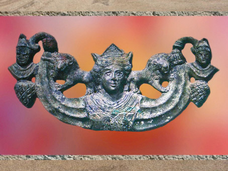 D'après une figuration de Cybèle, déesse phrygienne orientale, fin IIe -IIIe siècle, Gaule Romaine. (Marsailly/Blogostelle)