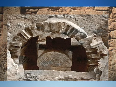 D'après la sépulture et le caveau en maçonnerie de l'enfant de Naintré, IVe siècle, Vienne, Poitou, France, Gaule Romaine. (Marsailly/Blogostelle)