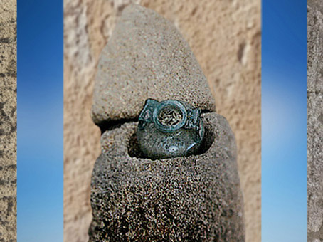 D'après une urne funéraire en verre déposée dans une pierre, Gaule Romaine. (Marsailly/Blogostelle)