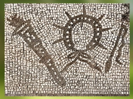 D'après des degrés initiatiques mithriaques : Torche, Couronne et Fouet, mosaïque, mithraeum d’Ostie, Italie, Rome Antique. (Marsailly/Blogostelle)