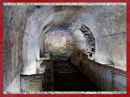 D'après un sanctuaire de Mithra, temple souterrain, banquettes et fresque Taurobole, vers IIe siècle apjc, Capoue, Italie, époque Romaine. (Marsailly/Blogostelle)