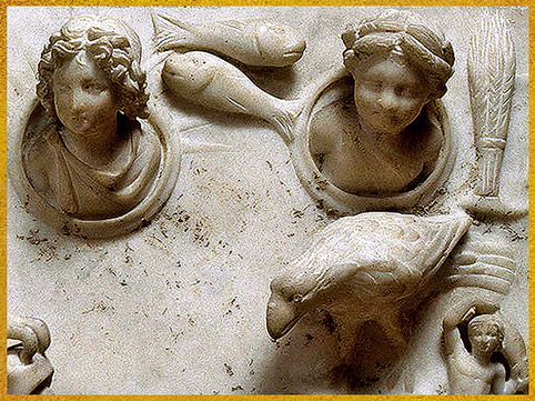D'après le Soleil-Hélios et la figure de de l'Été avec couronne d'épis et gerbe de blé, signe Poissons, Corbeau, Verseau, haut-relief, Mithra immolant le Taureau, marbre, 389, mithraeum de Sidon, IVe siècle, Saïda, Liban, époque Romaine. (Marsailly/Blogostelle)