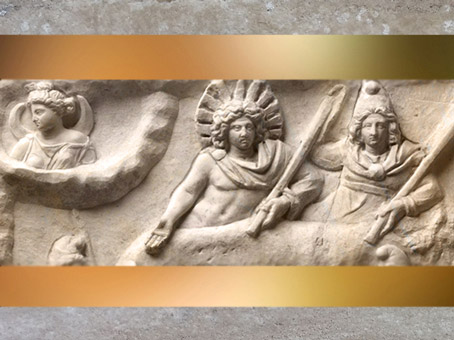 D'après Le Banquet de Mithra, la Lune, Sol et Mithra, détail, relief mithriaque, marbre, IIe-IIIe siècle, Fiano Romano, Italie, Rome Antique. (Marsailly/Blogostelle)