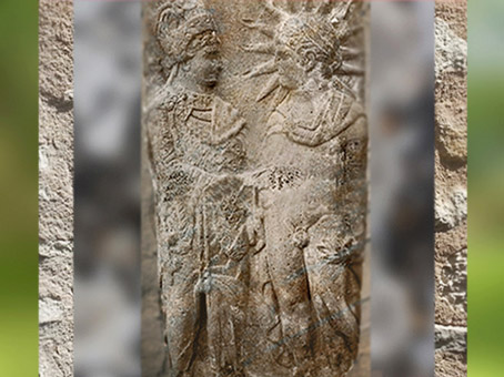 D'après Mithra dieu solaire et Antiochos Ier, roi du Commagène, Nemrut Dağ, relief, Ier siècle avjc, actuelle Turquie, Orient Antique. (Marsailly/Blogostelle)