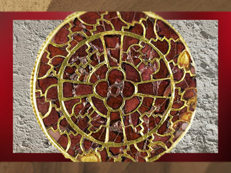 D'après une fibule de la reine Arégonde, grenats et or, cloisonné, vers 570, art Mérovingien. (Marsailly/Blogostelle)