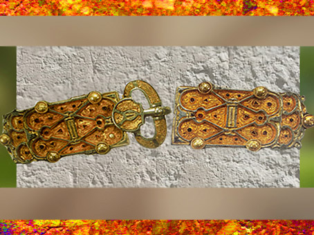 D'après la ceinture-bijou de la reine Arégonde, argent, grenat, nielle, or, filigrane, verre bleu, VIe siècle, art Mérovingien. (Marsailly/Blogostelle)