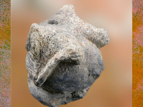 D'après une statuette féminine, enceinte, la main sur le sein, terre cuite, Çatal Höyük, VIe millénaire avjc, néolithique, Anatolie, Levant, Orient ancien. (Marsailly/Blogostelle)