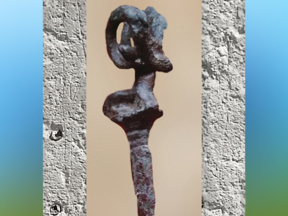 D’après une épingle en cuivre à tête de bouc, fondue à la cire perdue, vers 3300 ans avjc, Suse Iran actuel, Orient ancien. (Marsailly/Blogostelle)