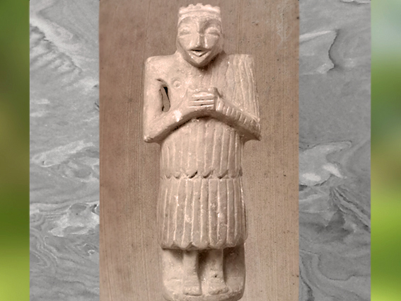 D'après un orant vêtu du kaunakès, vers 2500 ans avjc, albâtre, époque des dynasties archaïques sumériennes, Suse, pays d’Élam, Orient ancien. (Marsailly/Blogostelle)