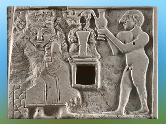 D’après une scène de libation à la déesse de la Fertilité, relief votif calcaire, vers 2500 avjc, dynasties archaïques, antique Girsu, Tello, Irak actuel, Mésopotamie. (Marsailly/Blogostelle)