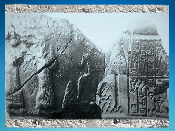 D’après une scène d’adoration et d’offrande, sceau de Lugal-Ushumgal, deuxième moitié du IIIe millénaire avjc, bulle de Tello, Irak actuel, Mésopotamie. (Marsailly/Blogostelle)