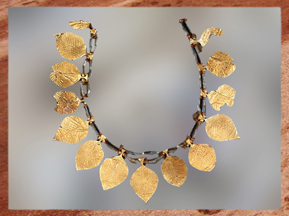 D'après une parure de feuilles en or, tombes royales d'Ur, 2600 -2500 avjc, dynasties archaïques, Sumer, Irak actuel, Mésopotamie. (Marsailly/Blogostelle)