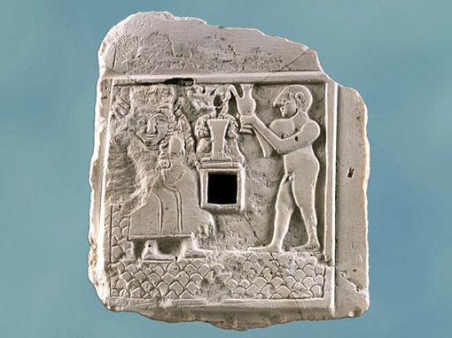 D’après une scène de libation à la déesse de la Fertilité, relief votif, calcaire, vers 2500 avjc, dynasties archaïques, antique Girsu, Tello, Irak actuel, Mésopotamie. (Marsailly/Blogostelle)