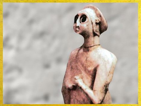 D'après une femme en prière, orante, statuaire votive, albâtre, temple Carré du dieu Abu, Eshnunna-Tell Asmar, 2550-2600 avjc, époque des dynasties archaïques sumériennes, actuel Irak, Mésopotamie. (Marsailly/Blogostelle) 