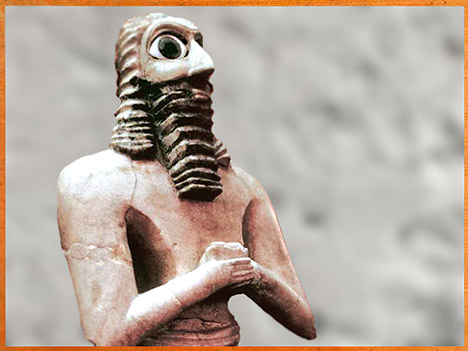 D'après un homme en prière, orant, statuaire votive, albâtre, temple Carré du dieu Abu, Eshnunna-Tell Asmar, 2550-2600 avjc, époque des dynasties archaïques sumériennes, actuel Irak, Mésopotamie. (Marsailly/Blogostelle) 