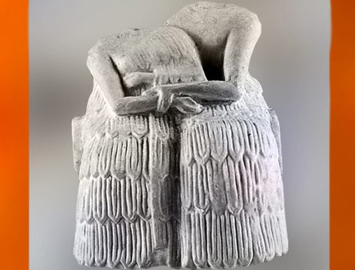 D’après une statuette votive, couple enlacé, gypse, vers 2250 avjc, cité de Mari, Syrie actuelle, époque des dynasties archaïques sumériennes, Mésopotamie. (Marsailly/Blogostelle)