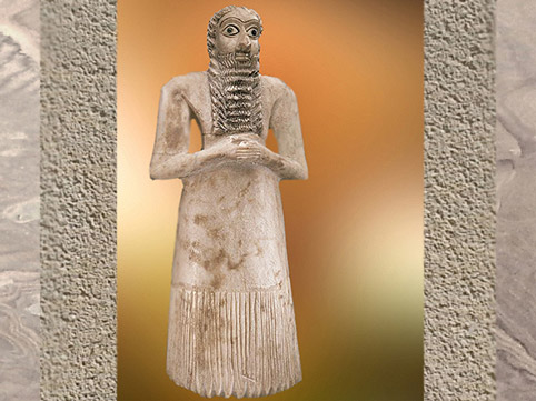 D'après un homme en prière, orant, barbe et robe en trapèze, statue votive, albâtre, 2750–2600 avjc, époque des dynasties archaïques sumériennes, Irak actuel, Mésopotamie. (Marsailly/Blogostelle)