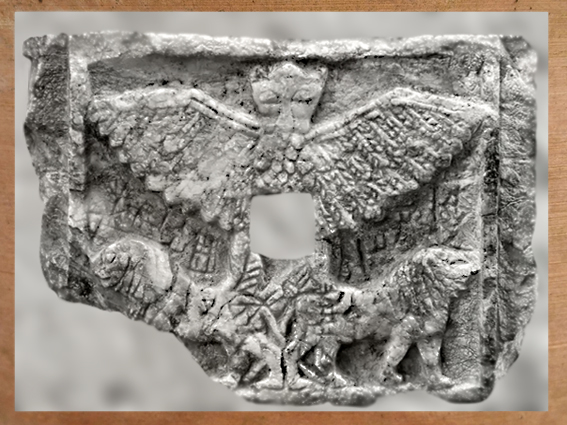 D'après Imdugud, l'Aigle du dieu Ningirsu, relief votif perforé, albâtre, dynasties archaïques sumériennes, Girsu-Tello, Irak actuel, Mésopotamie. (Marsailly/Blogostelle)