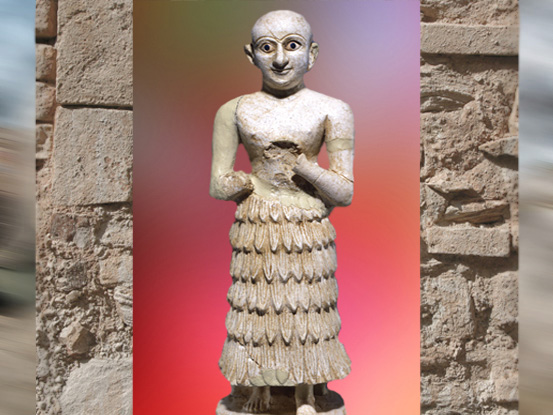 D'après une statue d'albâtre et lapiz-lazuli, vers 2700–2500 avjc, époque des dynasties archaïques sumériennes, temple de Nintu, Khafadjé, Irak actuel, Mésopotamie. (Marsailly/Blogostelle)