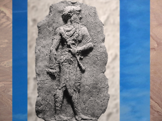 D’après un souverain babylonien, stèle sculptée, vers 2000-1700 avjc, Babylone, Irak actuel, Mésopotamie. (Marsailly/Blogostelle)