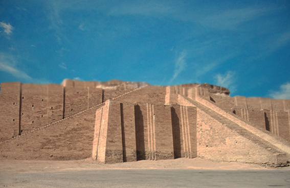 D'après les vestiges restaurés de la ziggurat érigée par Ur-Nammu, vers 2100 avjc, époque de la IIIe dynastie d'Ur, Irak actuel, Mésopotamie. (Marsailly/Blogostelle)