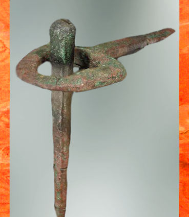 D’après un clou de fondation et anneau, métal, 2500-2300 avjc, Mari, Tell Hariri, actuelle Syrie, Orient ancien. (Marsailly/Blogostelle)